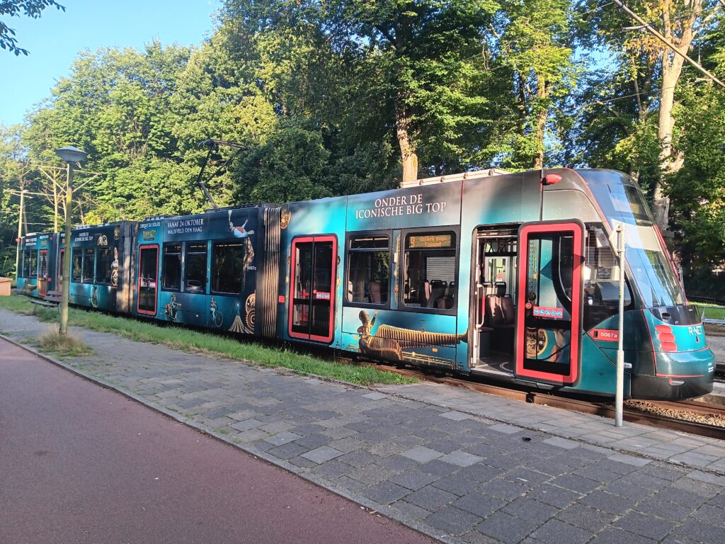 Uit de oude doos: Cirque du Soleil tram in Den Haag