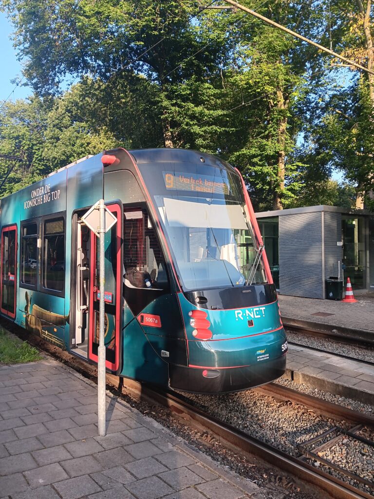 Uit de oude doos: Cirque Du Soleil tram in Den Haag